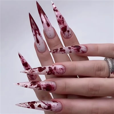 Kuku Stiletto yang Didesain
